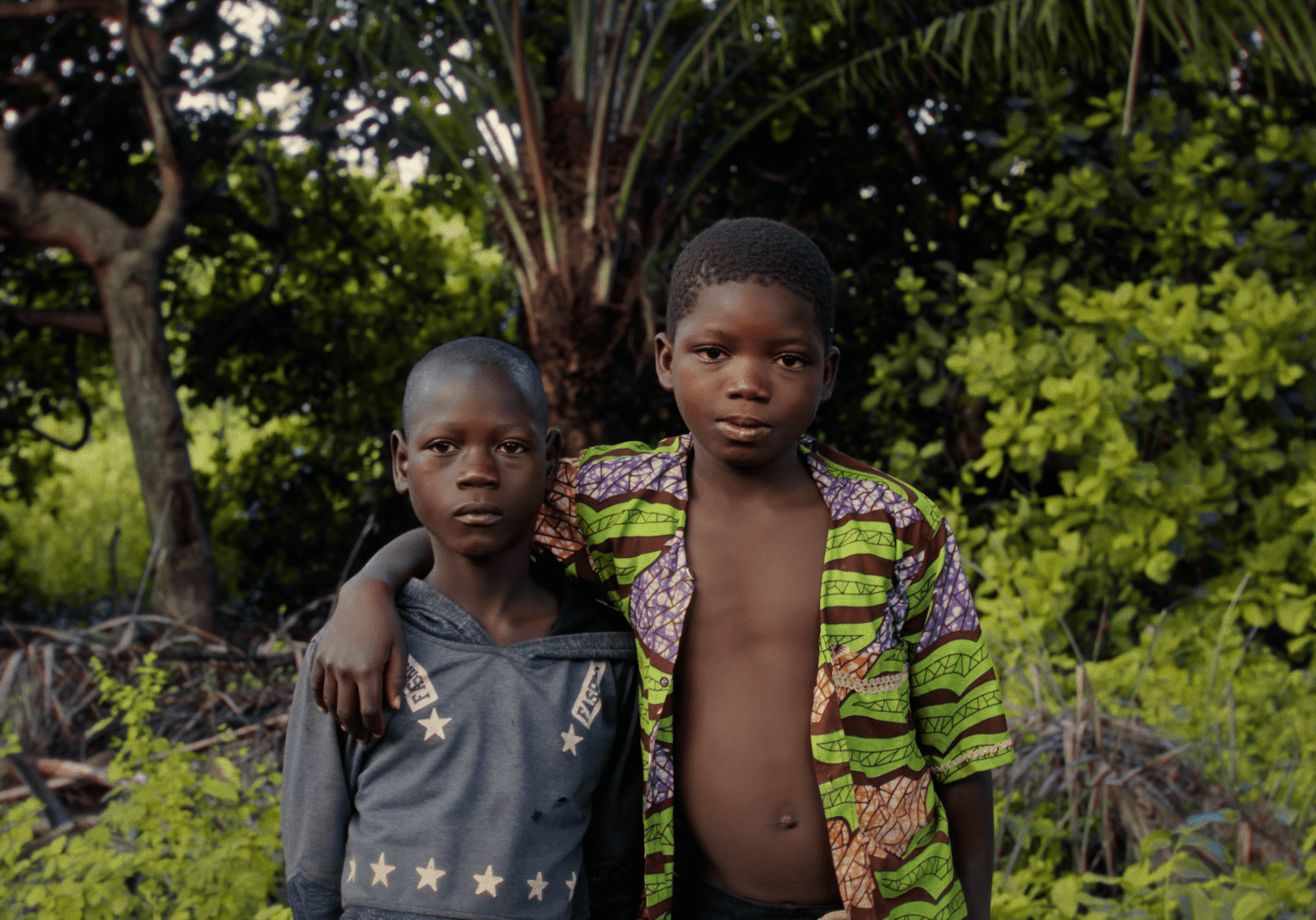 Scène de vie partagée au village au coucher du jour
